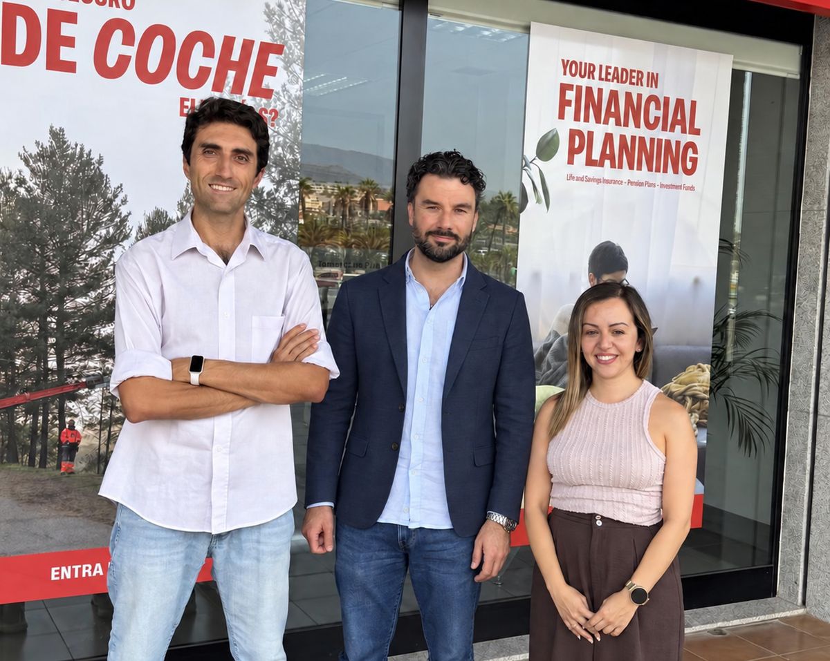 El equipo de Seguros Atlántico delante de la oficina de Los Cristianos